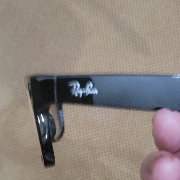 Ray-Ban Meta Glasses With Beige Case And Charger - Picture 5 of 14